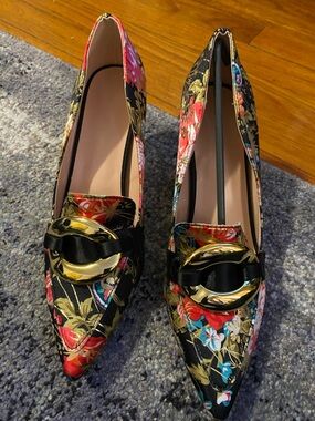 Floral Pointed-Toe Pumps with Gold Accent - Black Floral